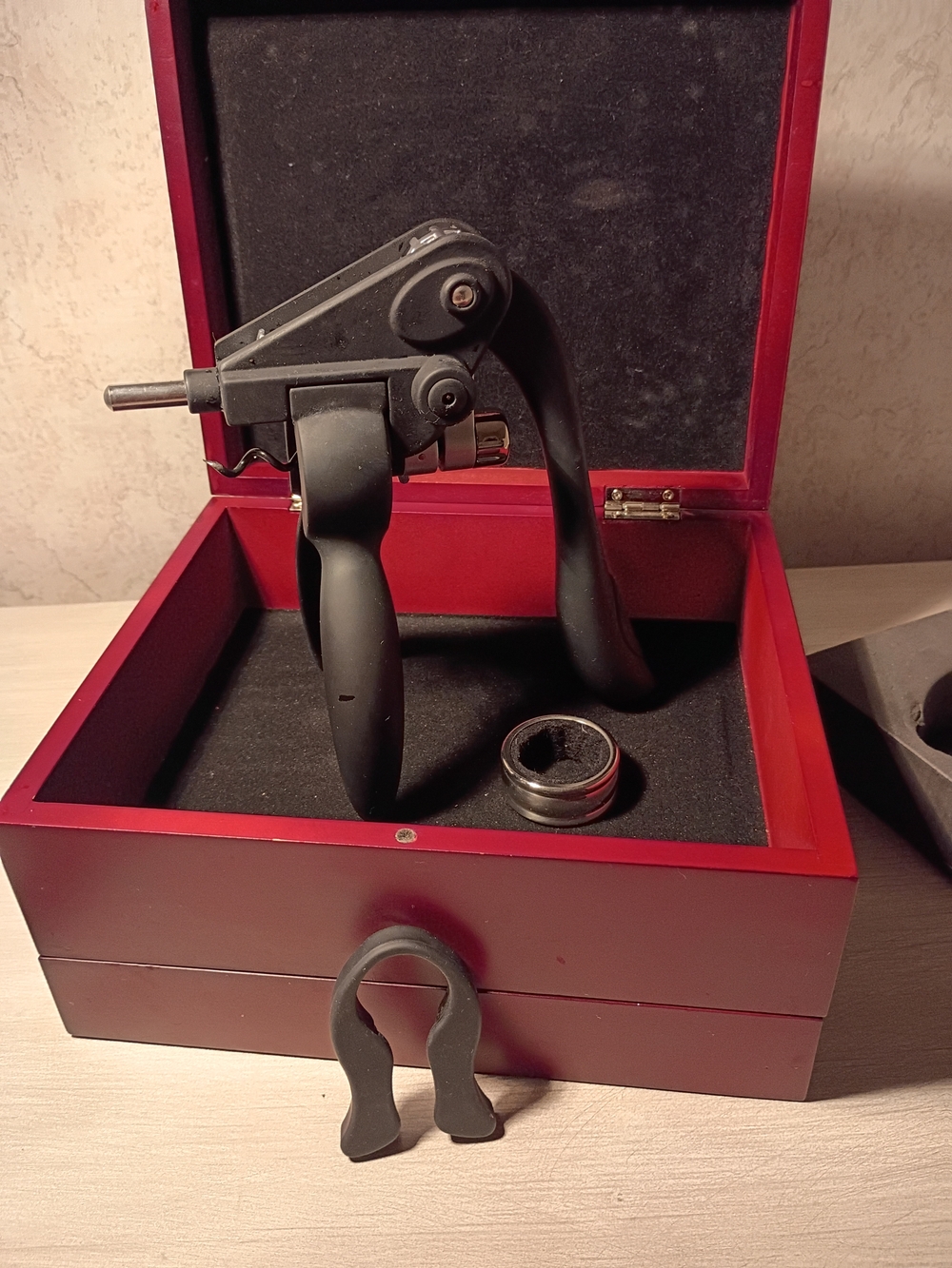 Red Wine Accessory Gift Set - Red - Picture 4 of 11